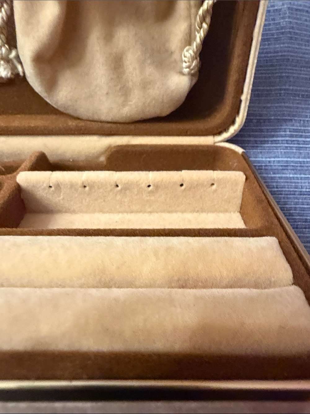 Velvet Jewelry Travel Case in cream and Brown - Picture 4 of 8